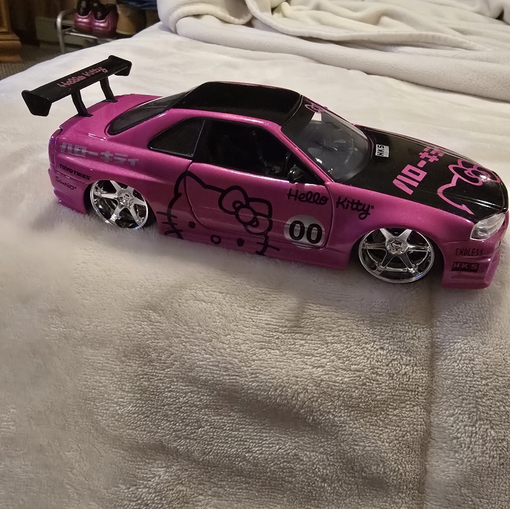JADA 1/24 2002 HELLO KITTY  NISSAN SKYLINE GT-R